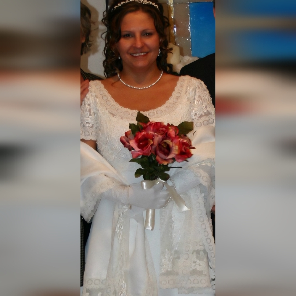 Elegant White Lace Gloves with Pink Rose Bouquet